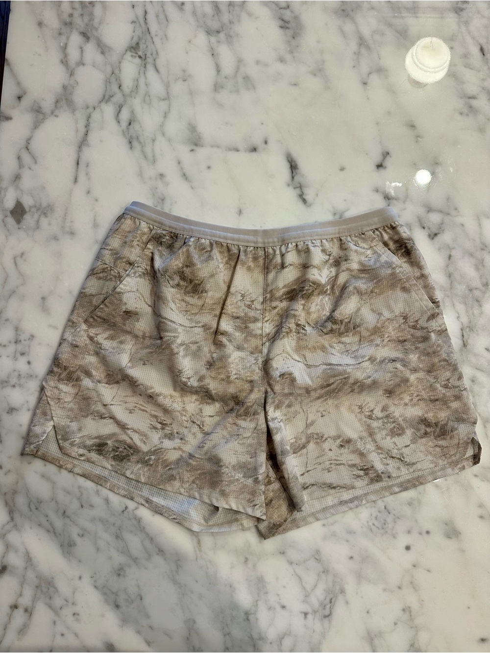 Old Navy Men’s Neutral Marble-Print 5inch lined running shorts - Large